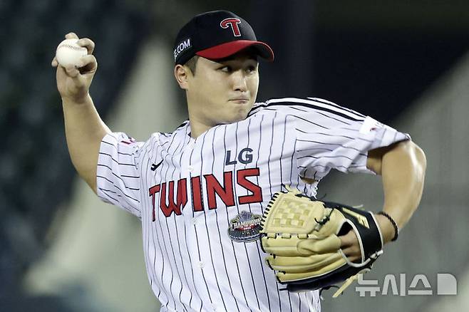 [서울=뉴시스] 최동준 기자 = 11일 서울 잠실야구장에서 열린 2024 KBO 리그 키움 히어로즈 대 LG 트윈스의 경기, LG 선발 최원태가 역투하고 있다. 2024.09.11. photocdj@newsis.com