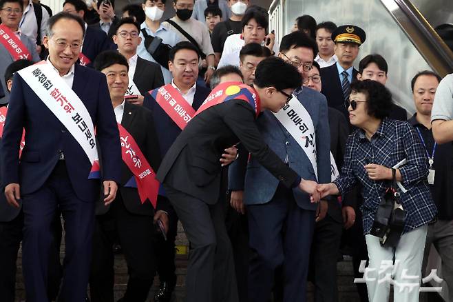 한동훈 국민의힘 대표를 비롯한 지도부가 13일 오전 서울 용산구 서울역 대합실에서 귀성객과 인사를 하고 있다. 황진환 기자