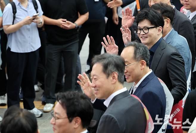 국민의힘 한동훈 대표와 추경호 원내대표 등 의원들이 13일 오전 서울 용산구 서울역에서 시민들에게 추석 귀성 인사를 하고 있다. 황진환 기자