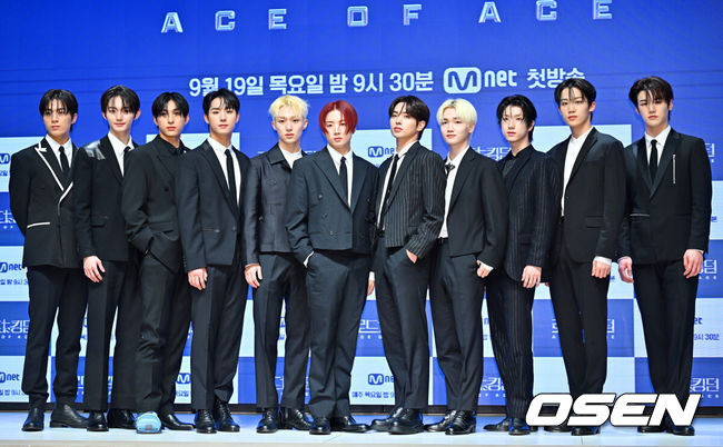 [OSEN=민경훈 기자] 19일 오전 Mnet 예능 '로드 투 킹덤 : ACE OF ACE' 제작발표회가 서울시 강남구 논현동 엘리에나호텔 컨벤션홀에서 열렸다.이 프로그램은 K-POP 보이그룹 라이징 프로젝트로, 실력과 잠재력을 갖추고 있는 그룹들을 재조명하는 서바이벌이다. 더크루원이 포토타임을 갖고 있다. 2024.09.19 / rumi@osen.co.kr