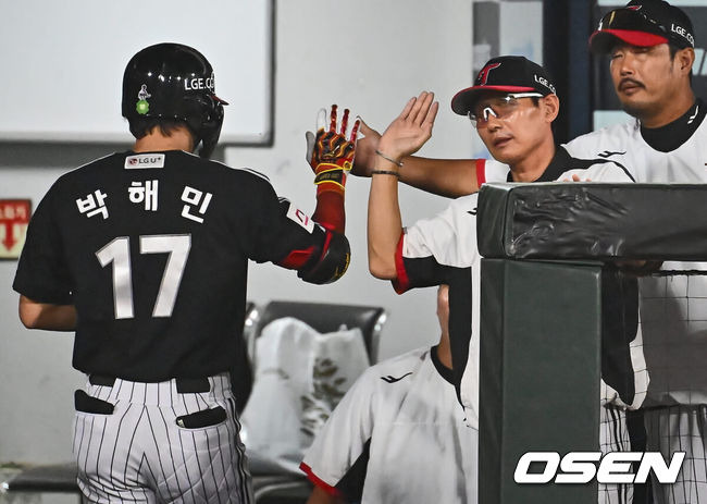 [OSEN=부산, 이석우 기자] 19일 부산 사직야구장에서 2024 신한 SOL 뱅크 KBO 리그 롯데 자이언츠와 LG 트윈스의 경기가 열렸다. 홈팀 롯데는 박세웅이 선발 출전하고 LG는 임준형이 선발 출전했다.LG 트윈스 박해민이 2회초 1사 우월 솔로 홈런을 치고 염경엽 감독과 하이파이브를 하고 있다. 2024.09.19 / foto0307@osen.co.kr