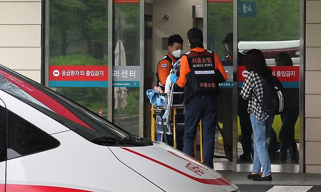 서울 시내 대형병원에서 응급대원들이 환자를 이송하고 있다. 뉴스1