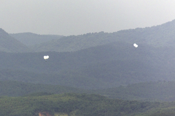 5일 오전 경기 파주시 오두산 통일전망대에서 바라본 북한 황해북도 개풍군에서 쓰레기 풍선이 떠오르고 있다. 2024.9.5 연합뉴스