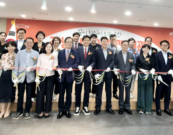 김형재 의원(앞줄 왼쪽에서 네 번째)이 지난 12일 열린 강남어린이회관 개관식에 참석해 조성명 강남구청장 등 내빈들과 함께 테이프커팅을 하고 있다.