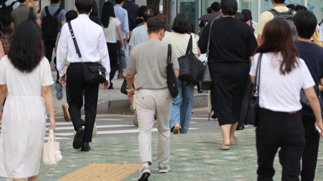 추석 연휴가 끝난 19일 아침. 서울 시내에서 출근하는 시민들이 걸어가고 있다. 연합뉴스