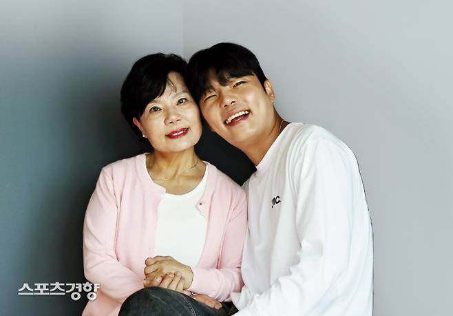 유튜버 조재원씨(오른쪽)와 어머니 김동금씨가 10일 서울 용산구 샌드박스네트워크에서 ‘스포츠경향’과 추석특집 인터뷰를 가진 후 포즈를 취하고 있다. 서성일 선임기자