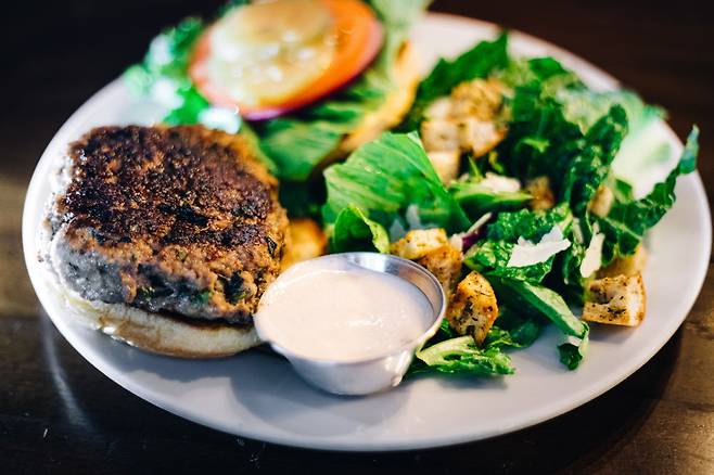 Mosa's Joint의 인기 메뉴인 블루 치즈가 들어간 버거 Bleu Cheese Burger