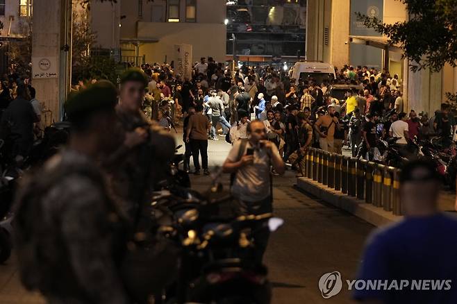 17일(현지시간) 무선호출기 폭발로 사상자 몰려들어 아수라장 된 레바논 베이루트 병원 [AP 연합뉴스 자료사진. 재판매 및 DB 금지]