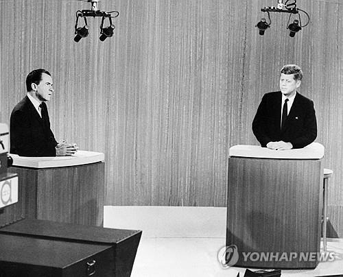 1960년 미국 역사상 최초의 대선 후보 TV토론 미국 역사상 첫 대선 후보 TV 토론에 나선 공화당 리처드 닉슨(왼쪽) 당시 부통령과 민주당 존 F. 케네디 상원의원.
[AFP=연합뉴스 자료사진. 재판매 및 DB 금지]