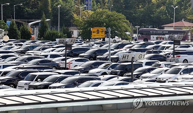 추석 연휴 시작, 김포공항 주차장 만차 (서울=연합뉴스) 김인철 기자 = 추석 연휴가 시작된 14일 서울 강서구 김포공항 국내선 주차장이 가득차 있다.
    한국공항공사는 공항 터미널 혼잡도 분석 결과 출발 기준 김포공항과 김해공항은 14일, 제주공항은 18일 여객이 가장 많을 것으로 예상했다. 2024.9.14 yatoya@yna.co.kr