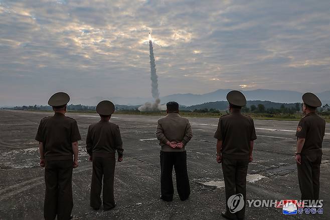 북 "4.5t 초대형 재래식 탄두 장착 신형 미사일 시험발사 성공" (평양 조선중앙통신=연합뉴스) 북한이 고중량 재래식 탄두를 장착한 신형 단거리탄도미사일(SRBM) 시험발사에 성공했다고 19일 밝혔다. 북한 미사일총국은 전날 "신형전술탄도미사일 '화성포-11다-4.5' 시험발사와 개량형전략순항미사일 시험발사를 성공적으로 진행했다고 조선중앙통신이 이날 보도했다. 2024.9.19 
    [국내에서만 사용가능. 재배포 금지. For Use Only in the Republic of Korea. No Redistribution] nkphoto@yna.co.kr