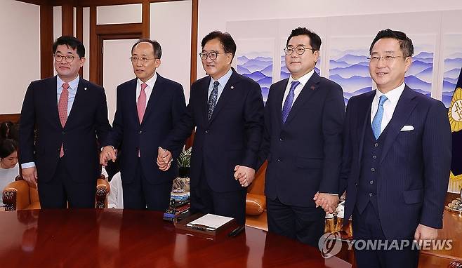 여야 원내대표 회동 (서울=연합뉴스) 신준희 기자 = 국민의힘 추경호 원내대표와 더불어민주당 박찬대 원내대표 등이 19일 우원식 국회의장(가운데) 주재로 의장실에서 만나 카메라 앞에서 포즈를 취하고 있다. 
     왼쪽부터 국민의힘 배준영 원내수석부대표, 추 원내대표, 우 의장, 더불어민주당 박 원내대표, 박 원내수석부대표. 2024.9.19[공동취재] hama@yna.co.kr