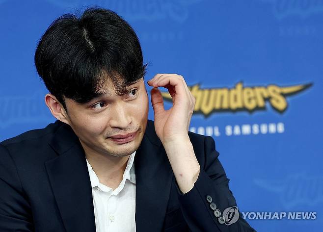 곤란한 표정 짓는 이대성 (서울=연합뉴스) 류영석 기자 = 농구선수 이대성이 22일 오후 서울 강남구 KBL센터에서 열린 프로농구 서울 삼성 입단 기자회견에서 취재진의 질문을 듣고 있다. 2024.5.22 ondol@yna.co.kr