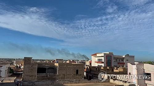 검은 연기 피어오르는 말리 수도 바마코 상공 [AFP 연합뉴스 자료사진. 재판매 및 DB 금지]