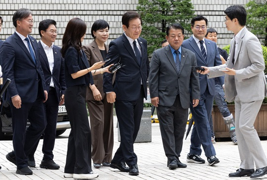 이재명(가운데) 더불어민주당 대표가 20일 오전 서울 서초구 서울중앙지방법원에서 열린열린 '故김문기·백현동 허위 발언 공직선거법 위반 혐의' 관련 결심공판에 출석하고 있다. 사진=뉴시스