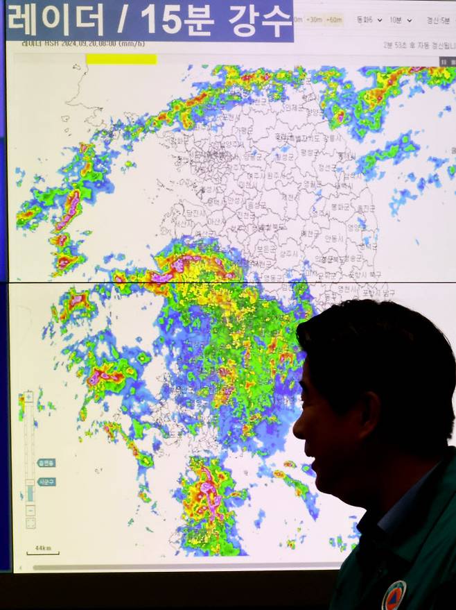 전국 곳곳에 비가 예보된 20일 서울 종로구 정부서울청사 상황실에 강수 레이더가 표시되고 있다.(사진=연합뉴스)