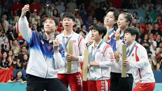 2024파리올림픽 탁구 혼합복식에서 동메달을 목에 건 신유빈과 임종훈이 북한선수단, 중국 선수단과 셀카를 찍고 있는 모습. 파리=올림픽사진공동취재단