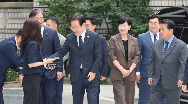 이재명 민주당 대표가 20일 서울 서초구 서울중앙지법에서 열리는 '선거법 위반' 결심 공판에 출석하기 위해 법원 청사에 도착한 뒤 박찬대 원내대표와 김병주·전현희 최고위원 등 의원들과 인사를 나누고 있다. /연합뉴스