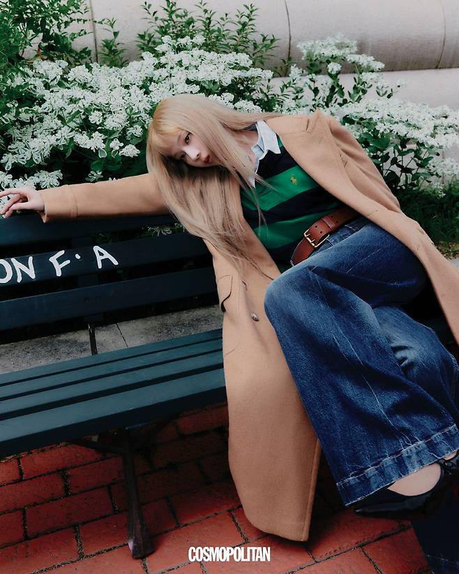 캐멀 코트 가격미정, 스트라이프 크롭트 저지 럭비 셔츠 20만원대, 슬림핏 옥스퍼드 셔츠 20만원대, 데님 팬츠 30만원대, 벨트 가격미정, 메리제인 슈즈 가격미정 모두 Polo Ralph Lauren.