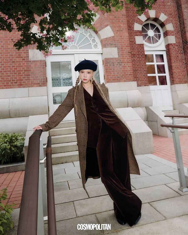 플래드 울 트윌 트렌치코트 1백40만원대, 롱 벨벳 베스트 50만원대, 벨벳 와이드 팬츠 50만원대, 베레 가격미정, 부츠 가격미정 모두 Polo Ralph Lauren.