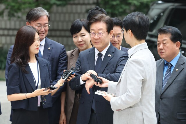 20대 대선 과정에서 허위 발언을 한 혐의로 기소된 이재명 더불어민주당 대표가 20일 오전 서울 서초구 서울중앙지법에서 열리는 1심 결심 공판에 출석하며 시계를 보고 있다. 이날 검찰 구형과 이 대표 쪽의 최후 진술 등이 진행될 예정이다. 강창광 선임기자 chang@hani.co.kr