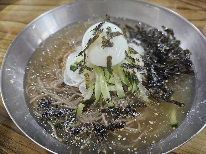 ‘그대랑닭갈비’의 물막국수. 깊지만 슴슴한 육수의 물막국수로 감칠맛 강한 닭갈비와 환상 궁합이다. 최예린 기자