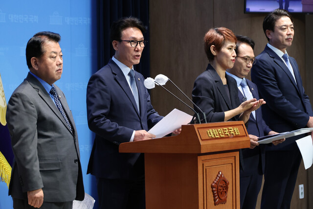 더불어민주당 소속 국회 국방위원회 위원들이 20일 오후 서울 여의도 국회 소통관에서 계엄을 빙자한 친위 쿠데타를 방지하기 위한 서울의 봄 4법 발의 기자회견을 하고 있다. 왼쪽부터 김병주·김민석·박선원·부승찬 의원. 연합뉴스