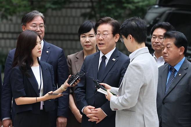 20대 대선 과정에서 허위 발언을 한 혐의로 기소된 이재명 더불어민주당 대표가 20일 오전 서울 서초구 서울중앙지법에서 열리는 1심 결심 공판에 출석하며 취재진의 질문에 답하고 있다. 강창광 선임기자 chang@hani.co.kr