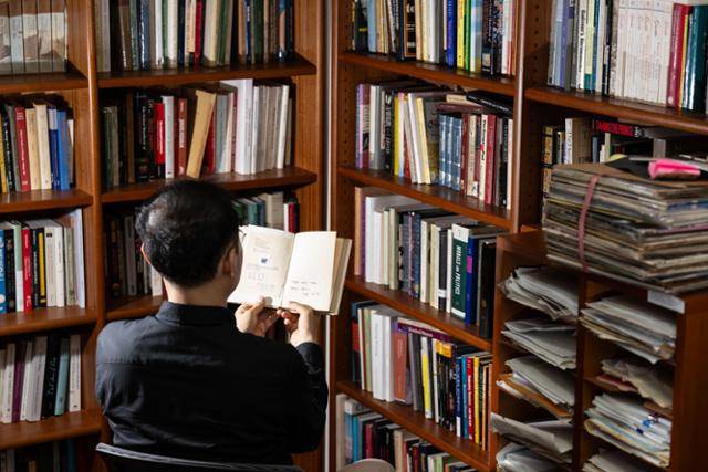 쓰고 읽기를 매일의 루틴으로 반복하는 김영민 서울대 정치외교학부 교수의 뒷모습. '기사에 얼굴이 드러나지 않는 사진을 내달라'는 그의 요청에 따라 뒷모습을 찍었다. 이한호 기자