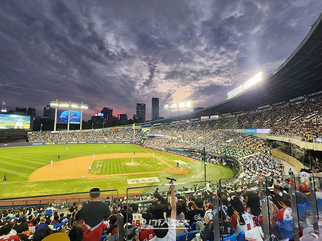 지난 19일 서울 잠실구장에서 열린 KIA 타이거즈와 두산 베어스의 시즌 16차전. IS포토