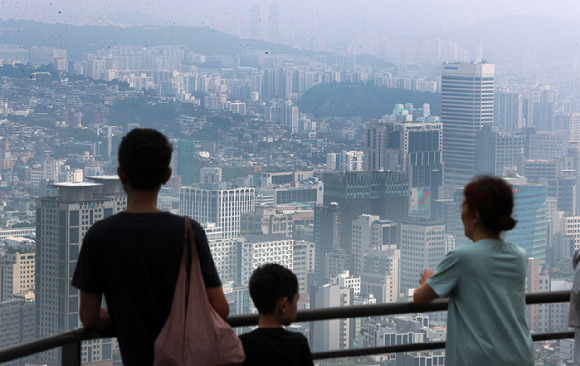 서울 중구 남산에서 서울 아파트 단지가 보이고 있다. [사진=뉴시스]