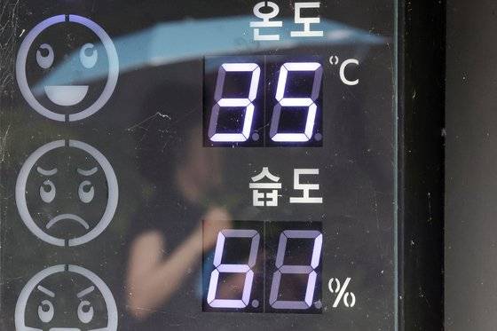 전국 대부분 지역에 폭염 특보가 내려진 19일 서울 송파구 석촌호수 온도계가 35도를 나타내고 있다. 뉴시스
