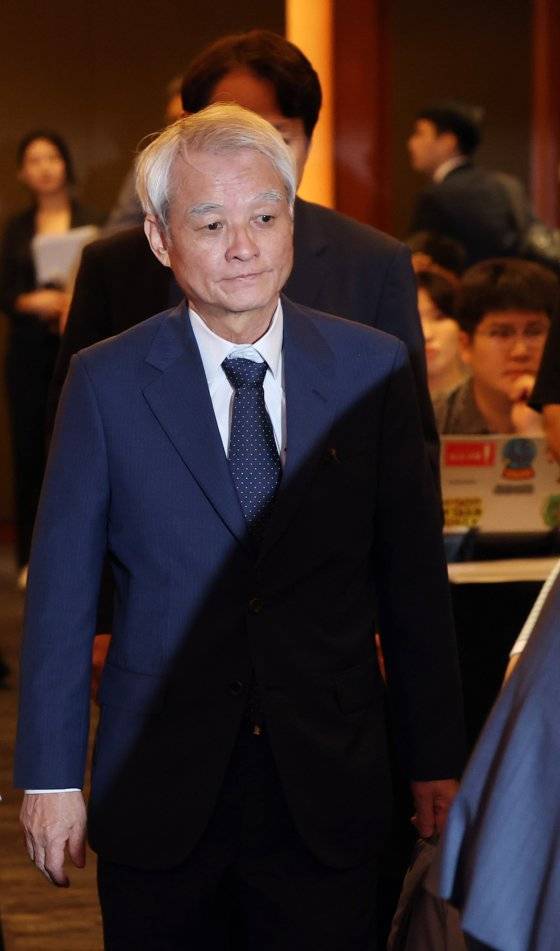 강성두 영풍 사장이 19일 오전 서울 중구 롯데호텔에서 열린 MBK파트너스 고려아연 공개매수 관련 기자간담회에 참석하기 위해 입장하고 있다. 연합뉴스