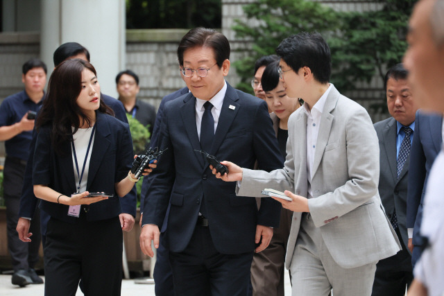 ▲ ‘김문기·백현동 의혹’ 관련 허위 발언 혐의로 기소된 더불어민주당 이재명 대표가 20일 서울 서초구 서울중앙지법에서 열리는 공직선거법 위반 1심 결심 공판에 출석하고 있다. 연합뉴스