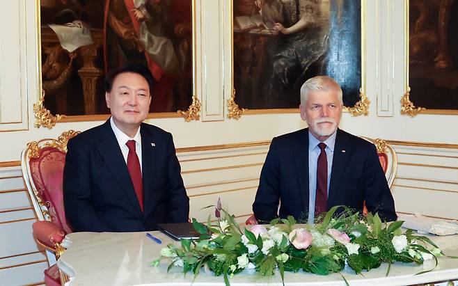 President Yoon Suk Yeol (left) and Czech President Petr Pavel pose for a photo during the summit at the Prague Castle in Prague, Thursday. (Yonhap)