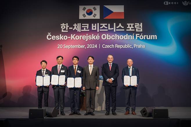 (from left) Na Seung-sik, head of Korea Automotive Technology Institute, and Chun Yoon-jong; head of Korea Planning & Evaluation Institute of Industrial Technology; Kim Dong-wook, vice president of strategic planning department at Hyundai Motor Group; Jozef Sikela, Minister of Industry and Trade of the Czech Republic; and Technical University of Ostrava President Vaclav Snasel (Korea Chamber of Commerce and Industry)