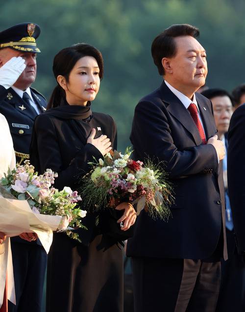 윤석열 대통령과 부인 김건희 여사가 19일(현지시간) 체코 프라하성 제1광장에서 열린 공식환영식에서 애국가가 연주되자 국기에 경례하고 있다. [사진 출처 = 연합뉴스]