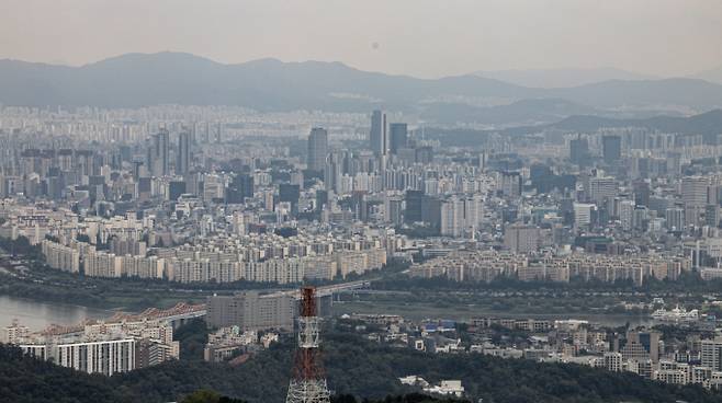 역대 최고를 찍었던 서울 민간 아파트 분양가가 소폭 하락하며 4300만원대를 기록했다. 사진은 19일 오후 서울 강남구 아파트 단지의 모습. /사진=뉴스1