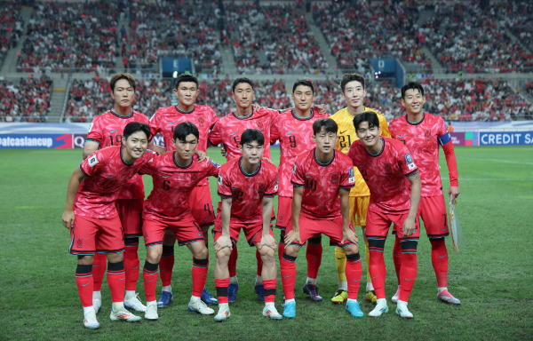 홍명보 감독이 이끄는 한국 축구 대표팀이 9월 국제축구연맹(FIFA) 랭킹 23위를 유지했다. 사진은 지난 5일 서울월드컵경기장에서 팔레스타인과의 경기 전 한국 대표팀의 모습. /사진=뉴시스