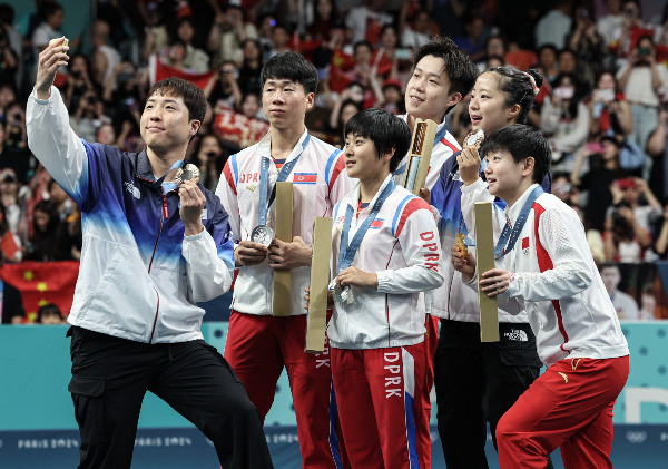 2024 파리올림픽 탁구 혼합 복식 시상대에서 남한 선수들과 '셀카'를 찍어 처벌 가능성이 제기된 북측 선수들이 멀쩡히 훈련에 참가하는 모습이 공개됐다. 사진은 해당 셀카 장면의 모습. /사진=뉴스1