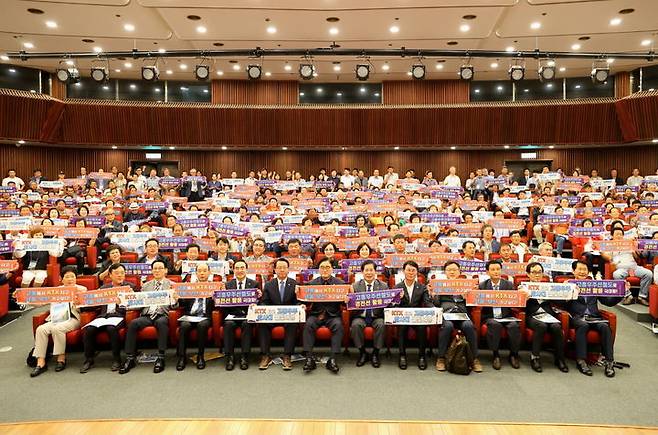 [고흥=뉴시스] 20일 국회 대강당에서 '고흥우주선 철도건설’ 국회 토론회'가 열린 가운데 참석자들이 퍼퍼먼스 하고 있다. (사진=고흥군 제공) 2024.09.20. photo@newsis.com *재판매 및 DB 금지