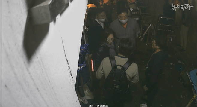 '이태원 참사' 이후인 2022년 10월 29일 밤 11시 3분 사고 골목에 있는 박희영 용산구청장의 모습(가운데 목도리를 한 여성). 박 구청장이 재난안전대책본부장으로서 어떤 역할을 했는지는 아직 밝혀진 바 없다. 대신 박 구청장 측은 "현장에서 경광봉을 드는 등 길을 여는 활동을 했다"고 주장한다.&nbsp;