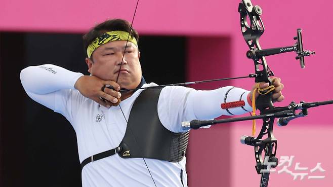 오진혁 양궁 국가대표가 26일 도쿄 유메노시마 공원 양궁장에서 열린 남자 양궁 단체 결승전에서 과녁을 향해 활을 쏘고 있다. 올림픽사진공동취재단