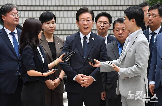 '김문기·백현동 의혹' 관련 허위 발언 혐의로 기소된 이재명 더불어민주당 대표가 20일 오전 서울 서초구 서울중앙지방법원에서 열리는 공직선거법 위반 1심 결심 공판에 출석하고 있다. 류영주 기자