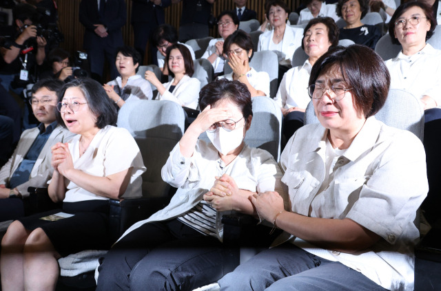 지난 8월 28일 국회 본회의에서 간호법이 통과되자 방청하던 전현직 간호사들이 감격하고 있다. 연합뉴스