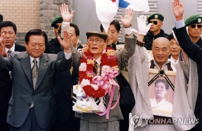 재일동포 김희로씨 귀환 당시 삼중스님(오른쪽). 연합뉴스