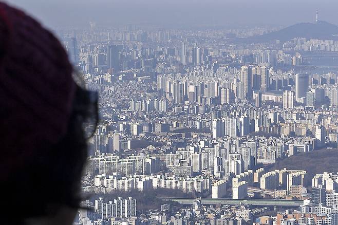 20일 한국부동산원에 따르면, 이번 주 전국 아파트값 상승폭은 0.07%에서 0.05%로 줄어들었다. 서울 아파트값은 전주 대비 0.16% 오르면서 26주 연속 상승세를 이어갔다. ⓒ연합뉴스