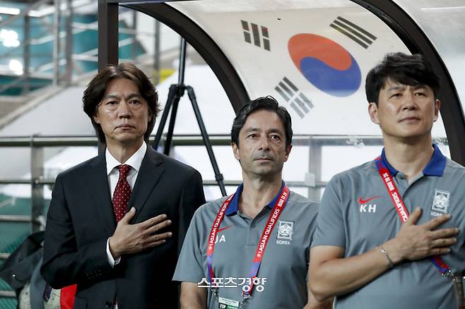 홍명보 한국 축구대표팀 감독이 5일 서울월드컵경기장에서 열린 2026 북중미 월드컵 아시아 3차 예선 B조 1차전 팔레스타인과의 경기에서 국기에 대한 경례를 하고 있다. 문재원 기자