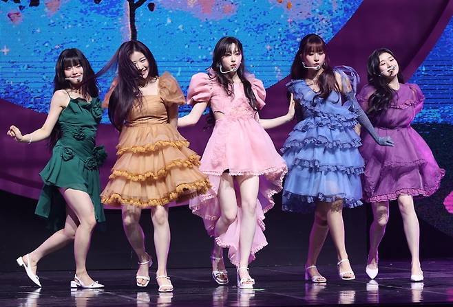 걸그룹 피프티피프티가 20일 오후 서울 광진구 예스24라이브홀에서 열린 두 번째 미니앨범 ‘러브 튠’(LOVE TUNE) 발표회에서 타이틀곡 ‘SOS’ 무대를 선보이고 있다. 연합뉴스