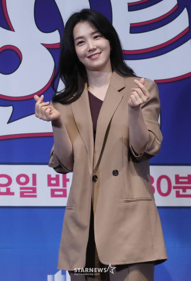 아나운서 강지영이 20일 오후 서울 영등포구 신도림 라마다호텔에서 열린 JTBC '극한투어' 제작발표회에 참석해 포즈를 취하고 있다.   JTBC 신규 예능 '극한투어'는 같은 여행지에서 '극악'과 '극락'을 오가며 정반대의 재미를 선보이는 프로그램으로 오는 22일 첫 방송된다. 2024.09.20 /사진=임성균